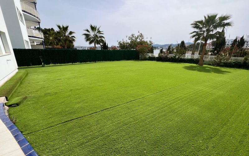 ESPECTACULAR PLANTA BAJA CON VISTAS  AL MAR DE 3 HABITACIONES Y GRAN JARDÍN EN PRIMERÍSIMA LÍNEA