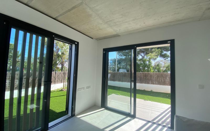 ESPECTACULAR PLANTA BAJA  DE 2 HABITACIONES A ESTRENAR CON GRAN JARDÍN CERCA DE LA PLAYA