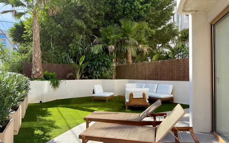 PLANTA BAJA DE 2 HABITACIONES CON 81M2 DE JARDÍN Y TERRAZA CON PARKIG Y TRASTERO