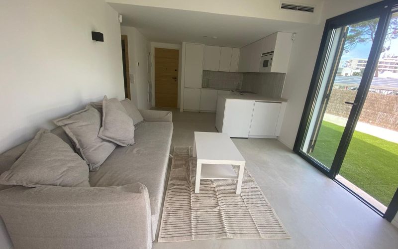 ESPECTACULAR PLANTA BAJA  DE 2 HABITACIONES A ESTRENAR CON GRAN JARDÍN CERCA DE LA PLAYA