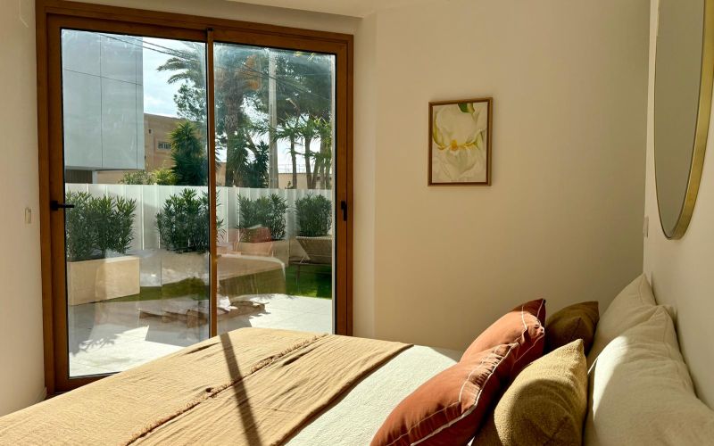 PLANTA BAJA DE 2 HABITACIONES CON 81M2 DE JARDÍN Y TERRAZA CON PARKIG Y TRASTERO